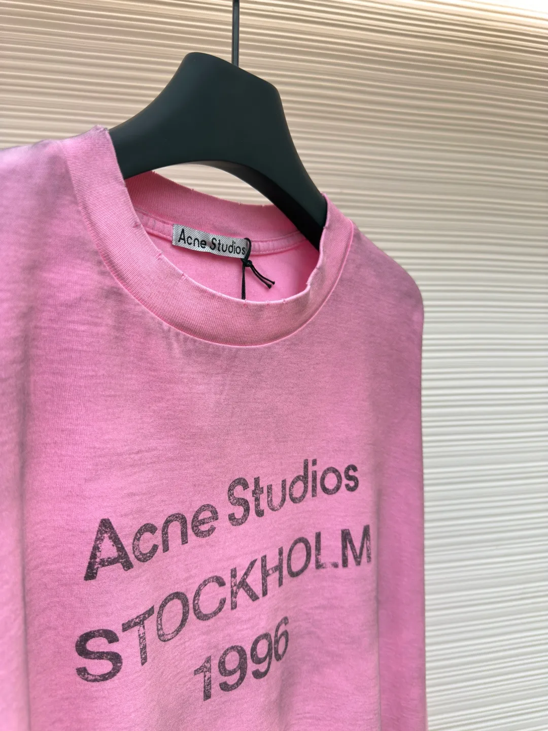 Acne Studios 1966 mud-dyed washed and distressed long sleeves ●Authentic product: purchased and developed by 2419 ●Item number: 1680621-A15 ●Fabric: super soft cotton fabric ●Technology: washed and distressed ●Version: loose fit ●Weight: about 385 grams ●Size: S-M-L-XL ●Description: Made of ultra-soft pure cotton fabric, garment-dyed, washed and distressed, the chest part has a dirty feel, and the lower part shows a gradient effect. The neckline is slightly frayed to better fit the overall tone. The overall line is straight and delicate, the fabric is comfortable and soft, and the color is consistent without color difference. It can be matched with the same style to create a fashionable look and control various occasions. Customized accessories, complete with three standards, the same style for men and women!